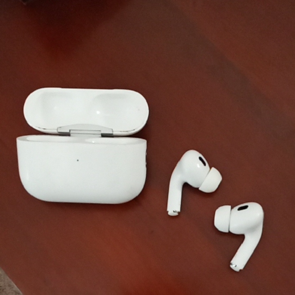 Airpod 2nd Gen White Wireless Earbuds with Charging Case